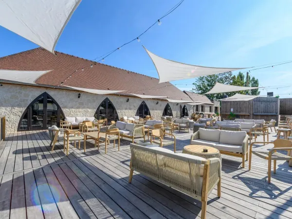 Lounge-Terrasse auf dem Roan-Campingplatz La Croix du Vieux Pont.