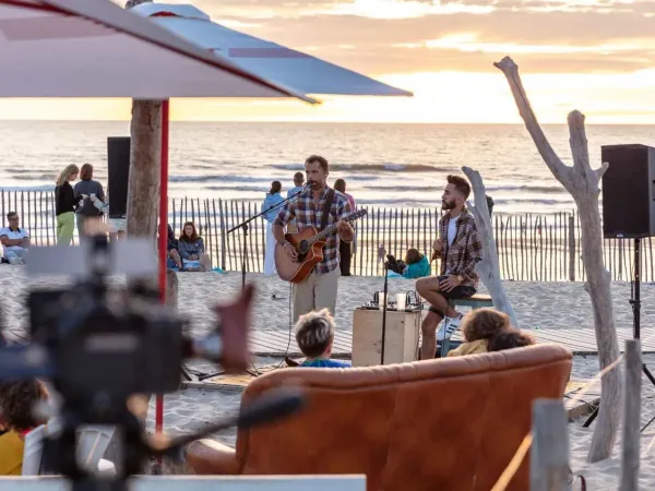 Unterhaltung in der Abendsonne am Strand auf dem Campingplatz Roan Atlantic Club Montalivet