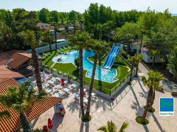 Schwimmbad und Terrasse auf dem Roan Campingplatz Les Sablines.